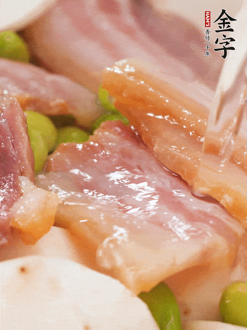 倒入芋艿、熟毛豆，翻炒均匀，加1小碗水煮开