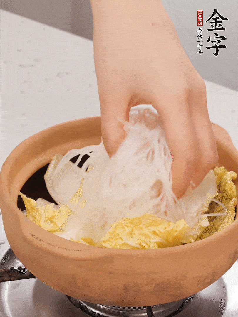 放入提前泡软的粉丝，盖上蒜蓉酱汁