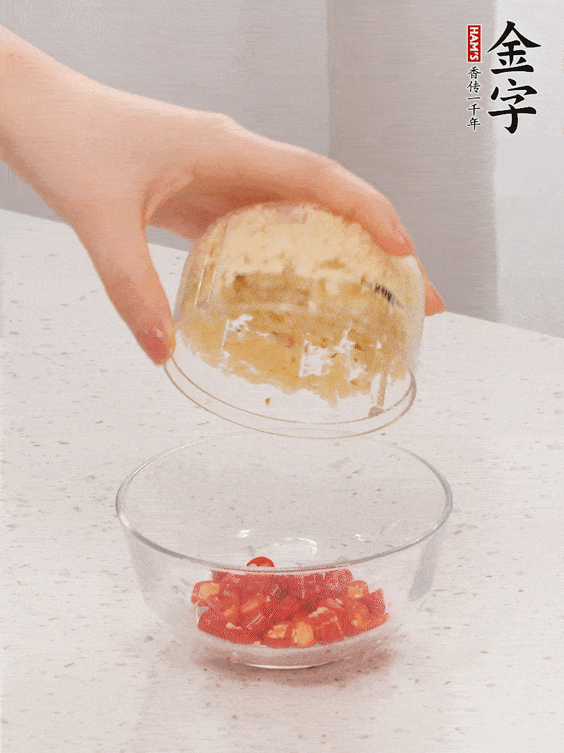 蒜蓉酱汁：蒜蓉 小米辣 热油激发出香味