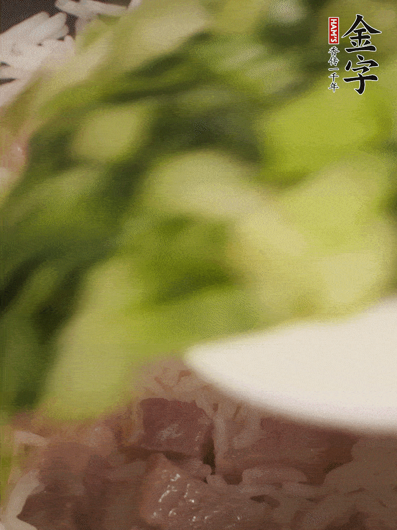 将焖煮好的米饭，倒入炒熟的蔬菜中，翻炒均匀钔继续焖煮5分钟