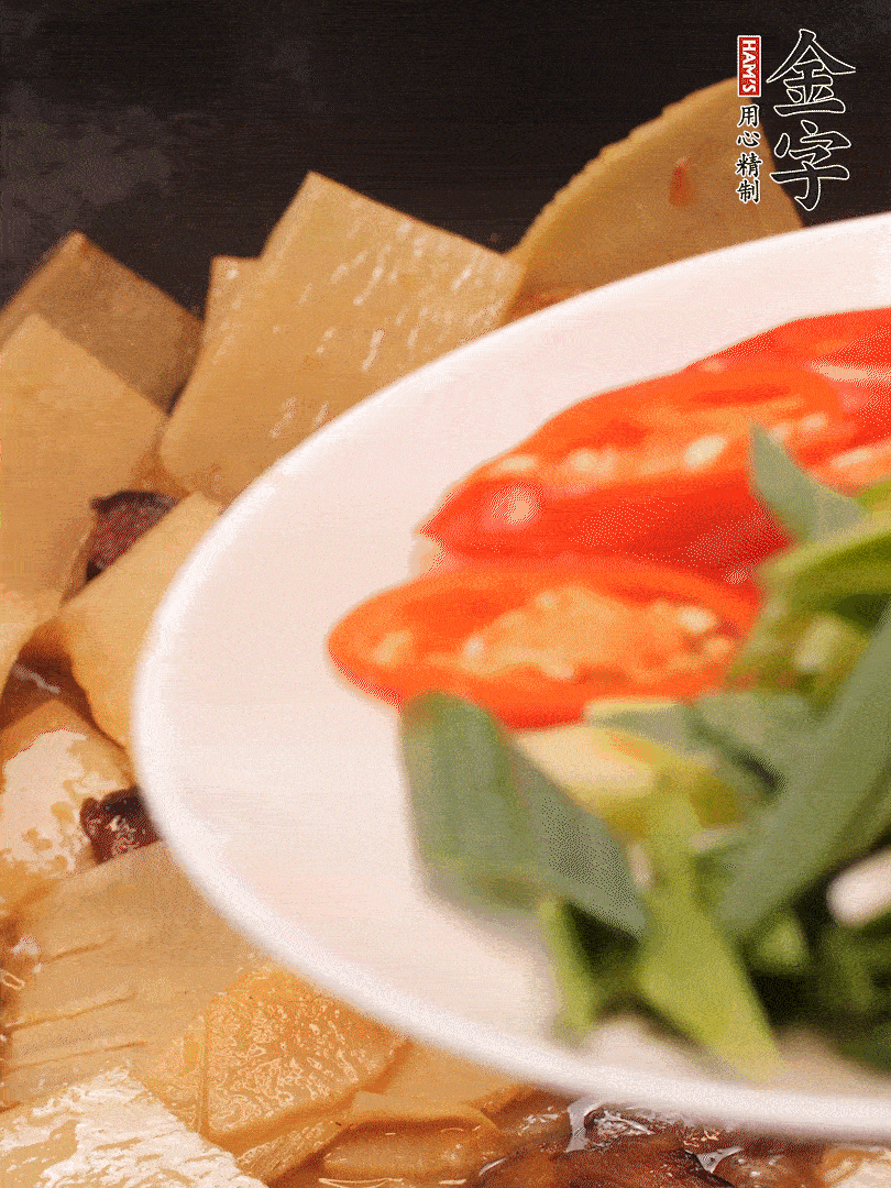 少许料酒增香，下蒜白、青红辣椒略微翻炒