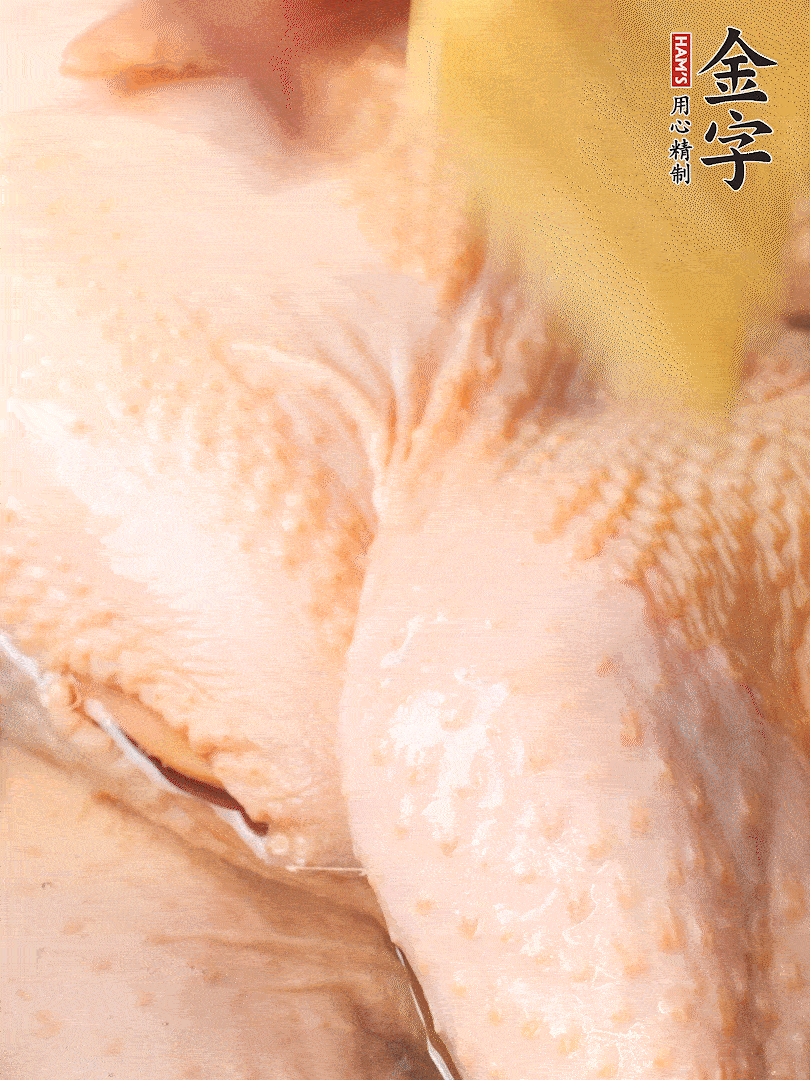 老母鸡去头去尾，斩去鸡爪。冷水入锅，加料酒、葱姜焯水，煮出浮沫后捞出，用清水洗净