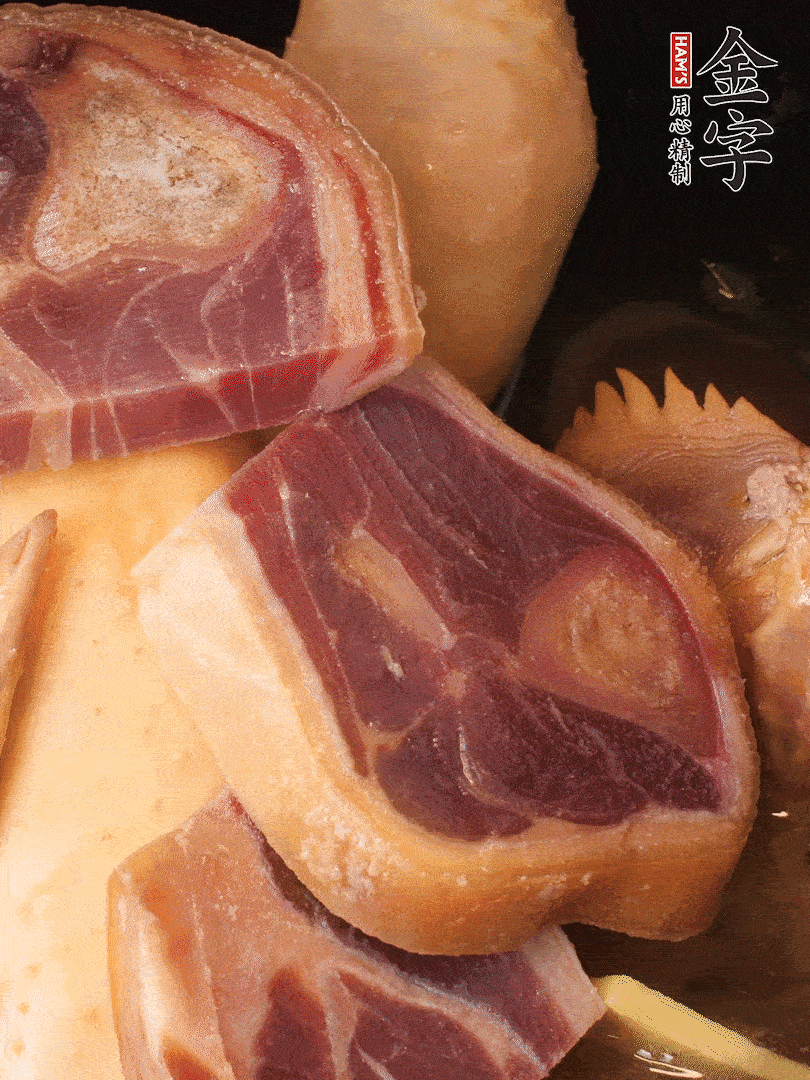 火踵、老母鸡加葱、姜、料酒、清水，大火烧开后转小火，炖1小时