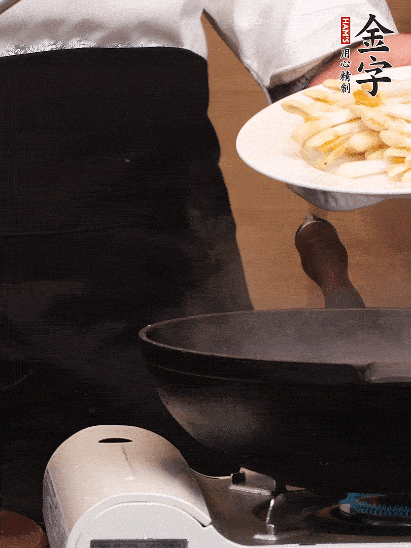 锅中少许油，下花生芽