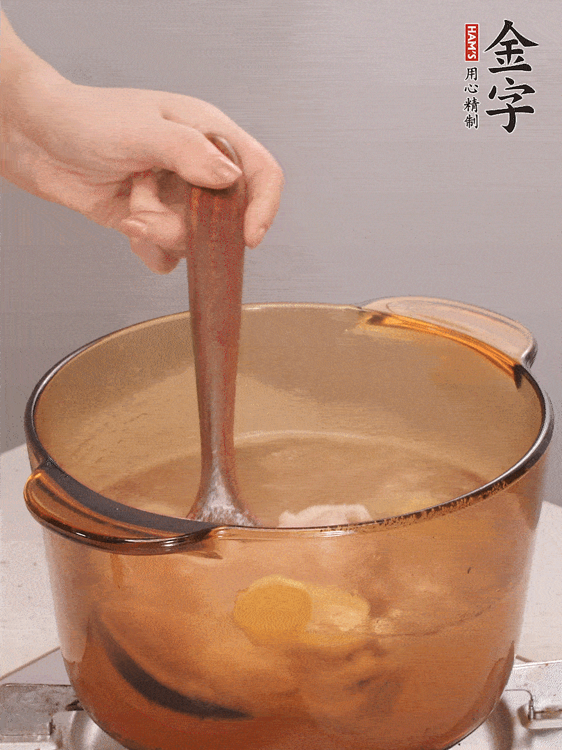 鸭腿冷水下锅，加姜片、料酒焯水
