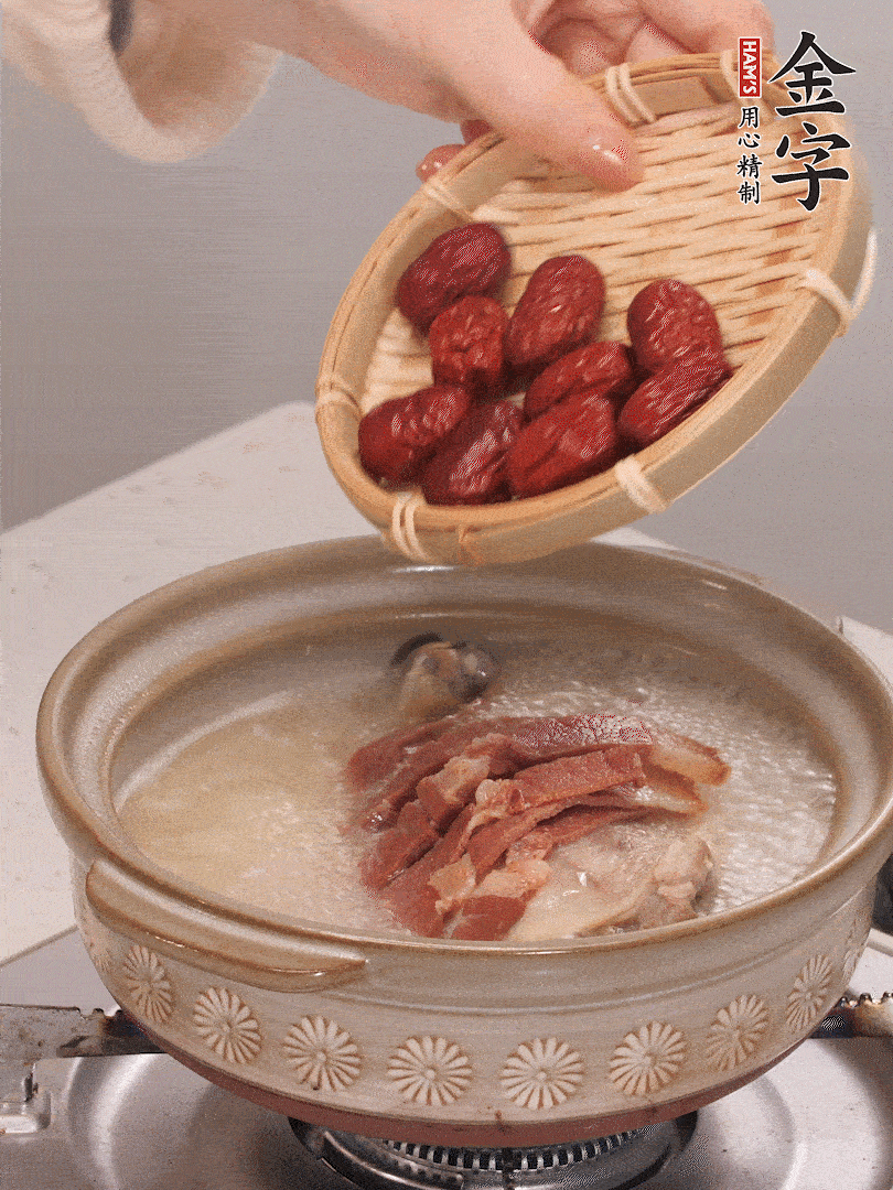 转小火放入红枣