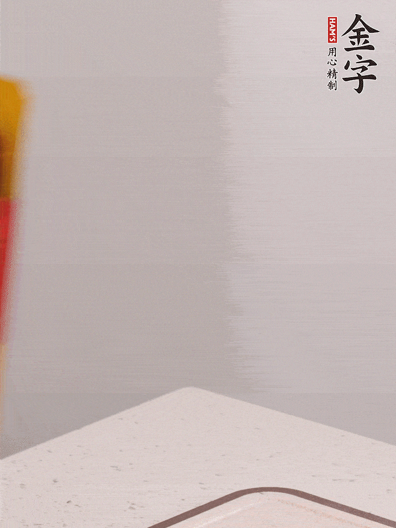 凯发k8国际首页火腿切片，温水浸泡5分钟，将牛腩放锅中，倒入比食材多2倍的清水，加姜焯水