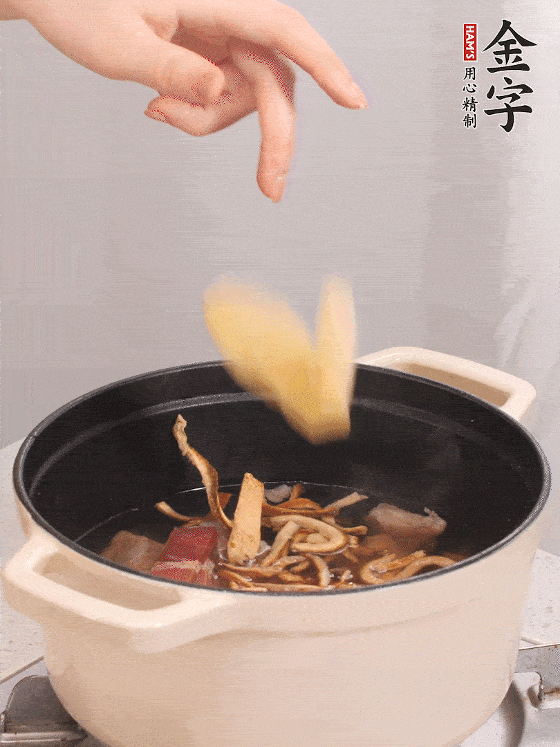 锅中放牛腩、火腿，然后放入比食材多3倍的水；再放橘子皮、姜片、白胡椒粒炖煮90分钟