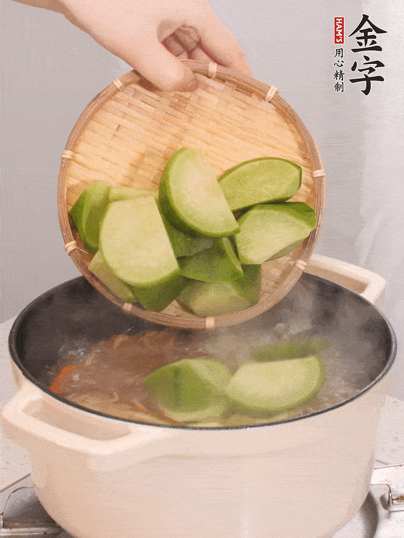 加入青、红萝卜再煲半小时。