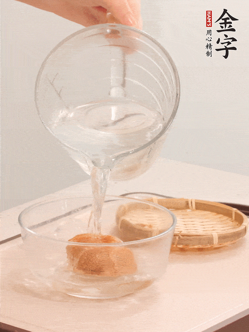 猴头菇至少泡发半小时，将浸泡后的黄水挤干；