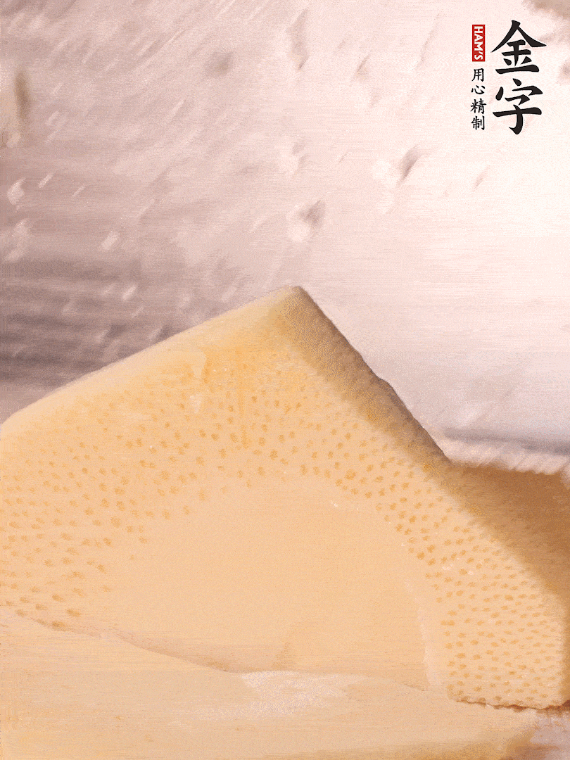 冬笋处理干净，切滚刀块，开水焯烫去除涩味