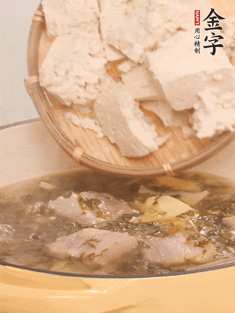 往锅里加入一倍的水，加豆腐