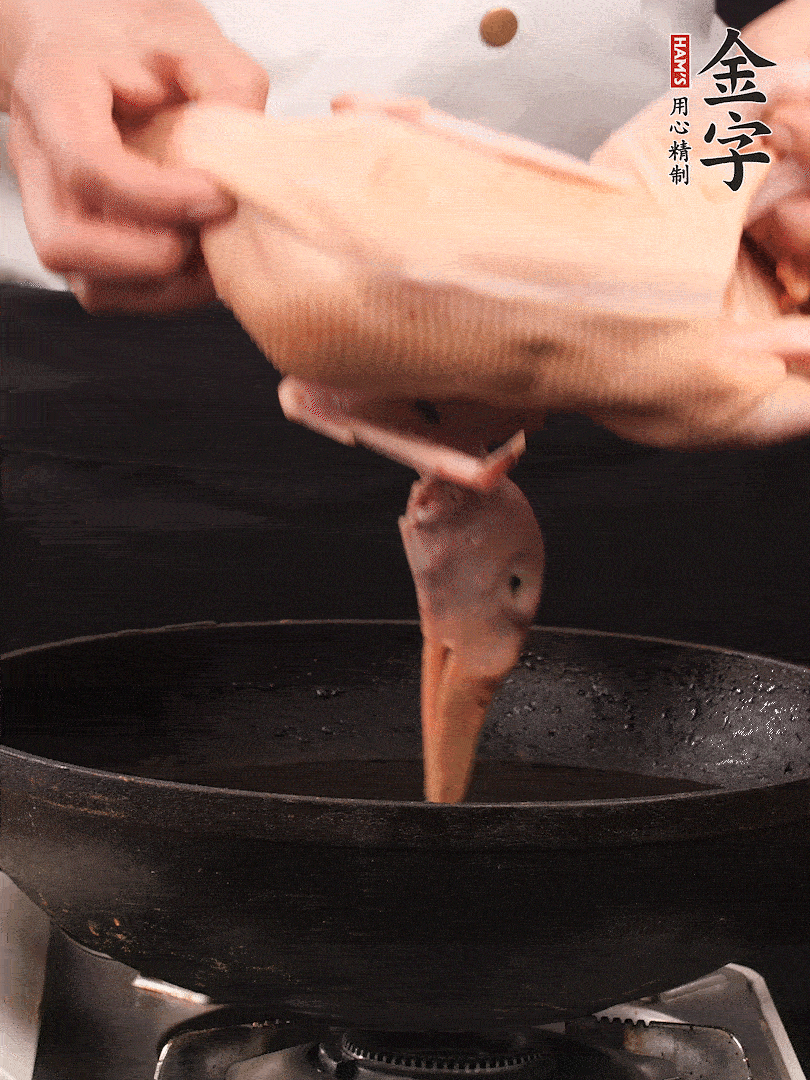 处理干净的老鸭1只，黄酒小半碗，姜几片，一起放入冷水，煮沸焯水3分钟，去除血沫