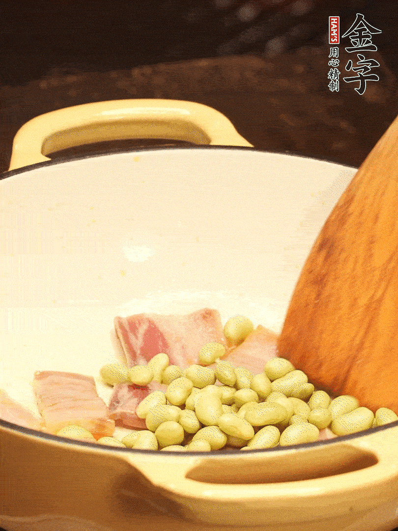 加入青豆、香菇翻炒出香味