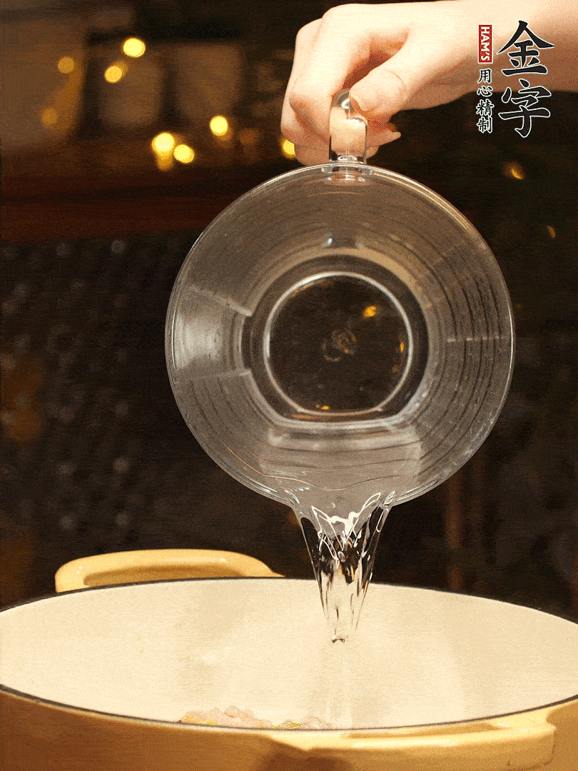 加入120ml水，盖上盖子焖几分钟撒上葱花，美美的摆个盘~
