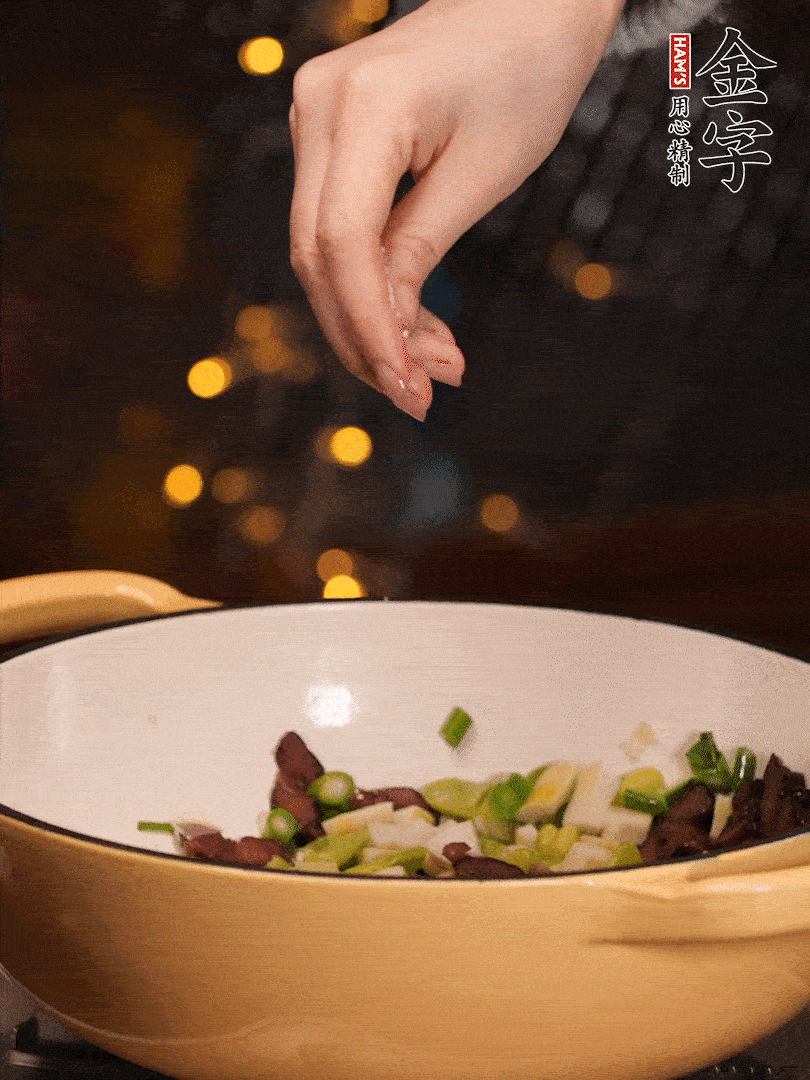 可以加点点水，再加菜苔，加点盐、味精调味