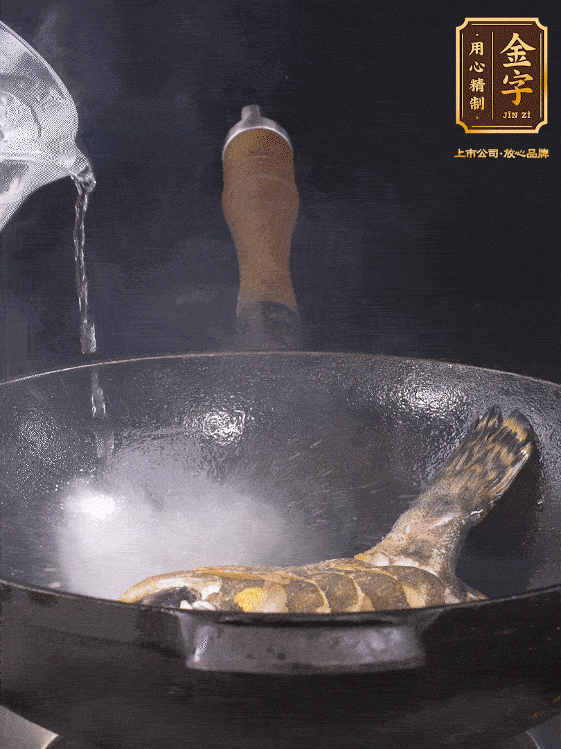 倒入适量食用油，待锅烧热后下桂鱼煎大约2-3分钟至两面金黄（一定要煎透，这样做出来的汤才会比较奶白色）
