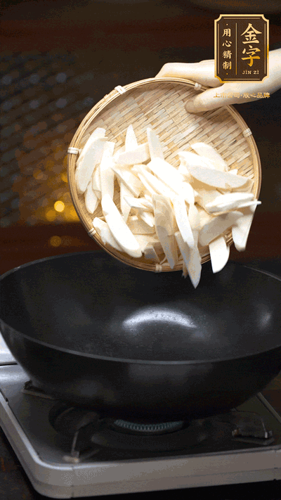 油至5成热，下茭白块翻炒，慢慢煎炒至表面微微焦黄