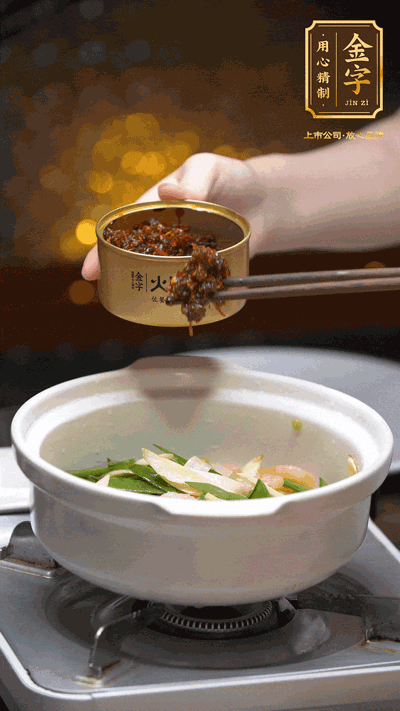 虾仁、XO酱，猛火翻炒均匀