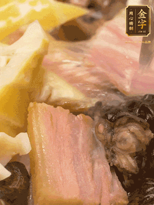 倒入滚烫的热水，炖煮20分钟，汤浓汁白