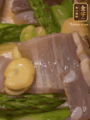 倒入热水，炖煮10分钟