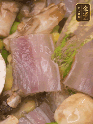 开盖，放入河虾继续焖煮5分钟