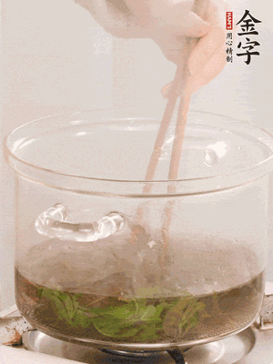 香椿焯水，变色后捞出，切成小段