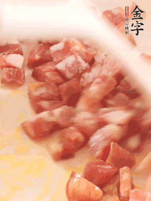 香肠炒出油脂，加入蚕豆煸炒