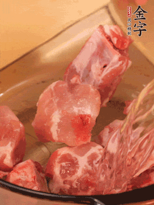 排骨冷水下锅，加料酒、姜片，煮开绰水