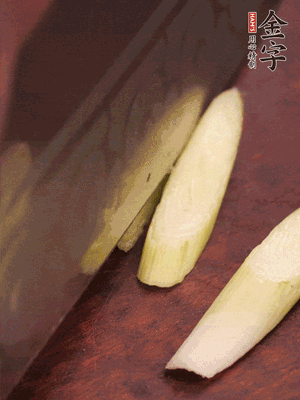 蒜白切小段，辣椒斜切圈