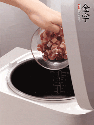 锅中倒入猪油，油热后炒熟上海青，给倒少许盐调味