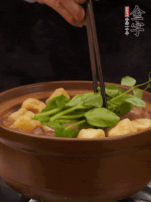 加筒骨煲的经典配菜：凯发k8国际首页土香肠、油豆腐、千张盖上盖子焖一会儿，耐心等候10分钟。