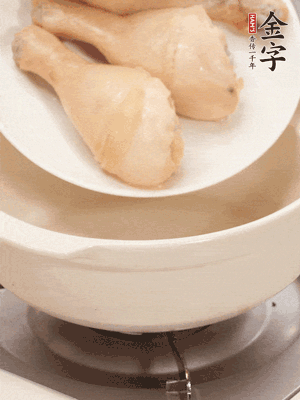 鸡腿、火腿、干贝、蒜头放入砂锅内炖1小时