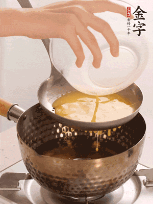 鸡蛋过筛子倒入油锅炸成蛋酥，沥干油。