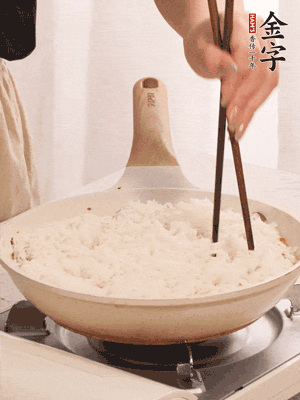 把沥干水分的米饭均匀铺在上面，筷子戳几个洞，以便透气，转小火盖上盖子焖至水分收干，大概10分钟。
