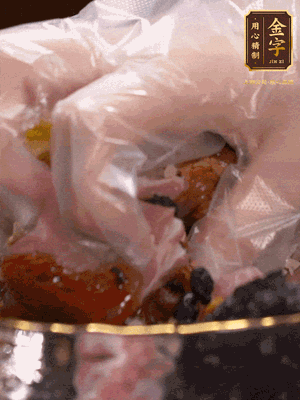 排骨洗净后（蚝油、生抽、老抽、盐、糖、淀粉、豆豉、蒜蓉、姜丝）腌制30分钟