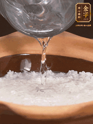 砂锅底部刷一层油，加入大米和开水，水高1cm,大火烧开后转中火煲5分钟，到水微收干