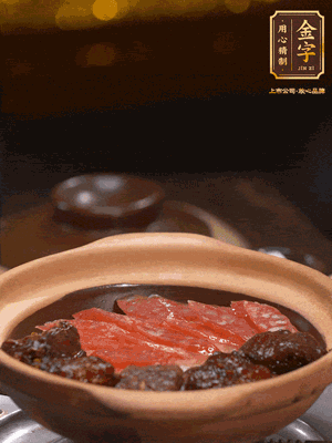 铺上腊肠和排骨，锅边淋一圈油，小火煲10分钟