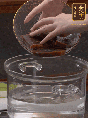 火腿蹄片冷水下锅，水沸腾后煮5分钟焯水