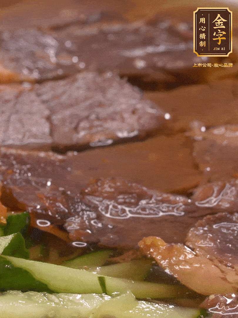 养麦冷面，凉水中清洗浸泡5分钟，沸水中煮3分钟，凉水漂洗冲凉