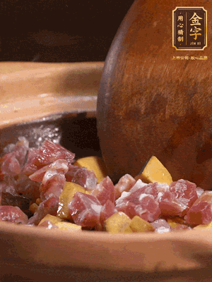 热油下蒜片，倒入香肠丁、牛肝菌丁翻炒出香味