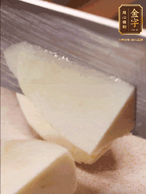 茭白去壳，底部一层老皮刨掉，切成滚刀块