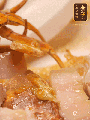 颜色变红时，放葱结、姜片煸香，再放咸肉、茭白、毛豆翻炒