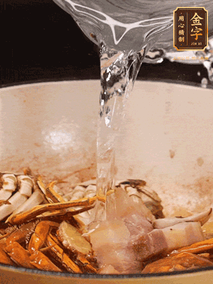 加料酒/花雕酒去腥，加入开水焖10分钟左右