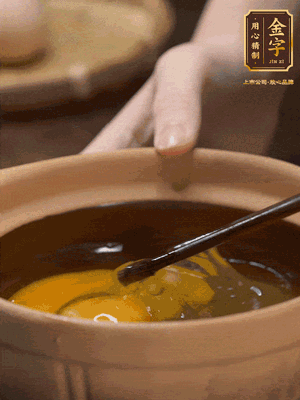 鸡蛋打入砂锅，充分打匀，1.5倍的温水加一勺盐，倒入蛋液中，搅拌均匀后用勺子舀去表面浮沫