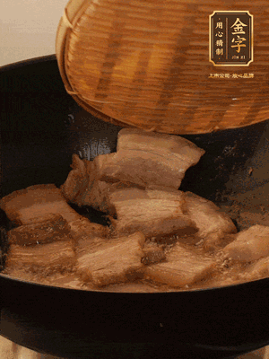 锅中少油，翻炒五花肉