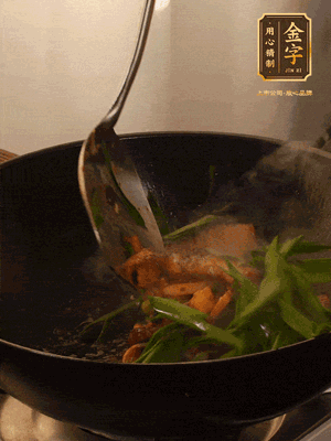 黄豆酱、盐、糖调味，淋一圈花雕酒，蒜白先下，蒜叶后下