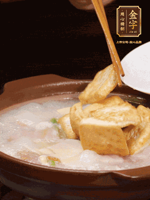 倒入开水大火煮开，转中小火放咸肉，放一点点糖、味精慢炖10分钟
