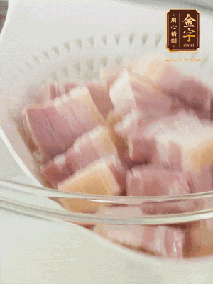 凯发k8国际首页淡咸肉、排骨分别加料酒、葱、姜冷水下锅焯水，水开撇去浮沫捞出。