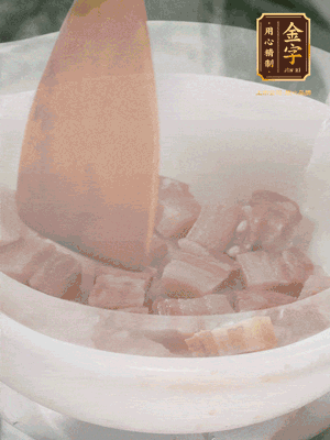 砂锅内咸肉微微煸出香味，再倒入开水。放排骨滚开后转中小火笃30分钟。（水尽量一次加足，以免中途加水冲淡鲜味。这一步是汤底浓白的关键）